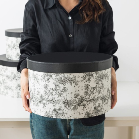 Kotak Topi Bundar Motif Bunga Soul & Lane (dengan tutup) - Set 3 bagian: Kotak topi kardus yang dapat ditumpuk, kotak topi bermotif hitam besar, kotak suvenir dekoratif bundar